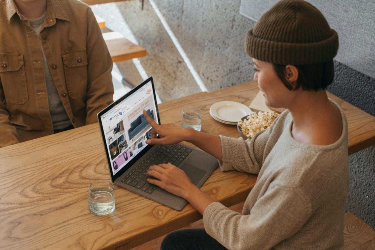 Finanzanalyst bei der Arbeit mit Unternehmenskennzahlen