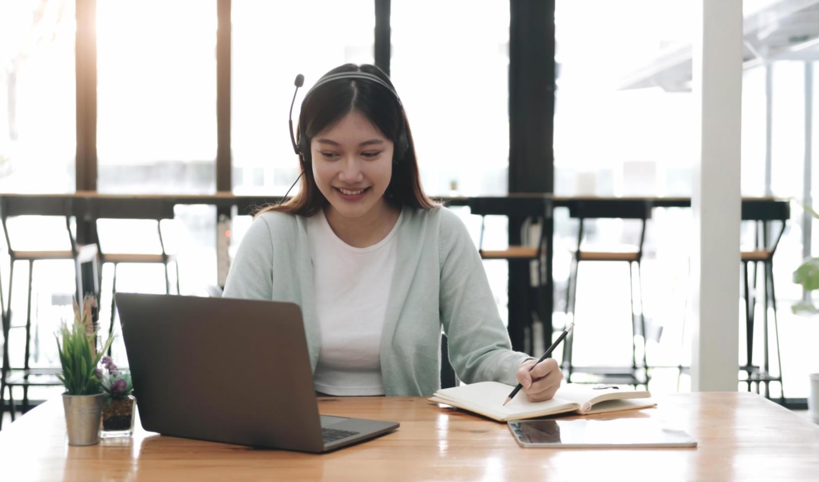 Studierende bei der Finanzanalyse am Arbeitsplatz