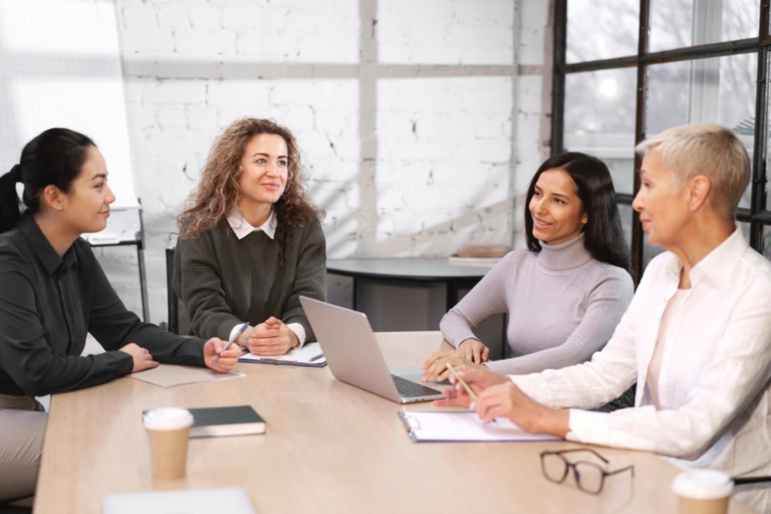 Finanzanalysten bei der Arbeit mit Geschäftsberichten und Laptops